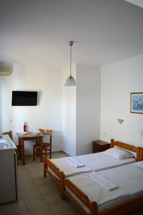 Raph's Studios-apts By The Sea *