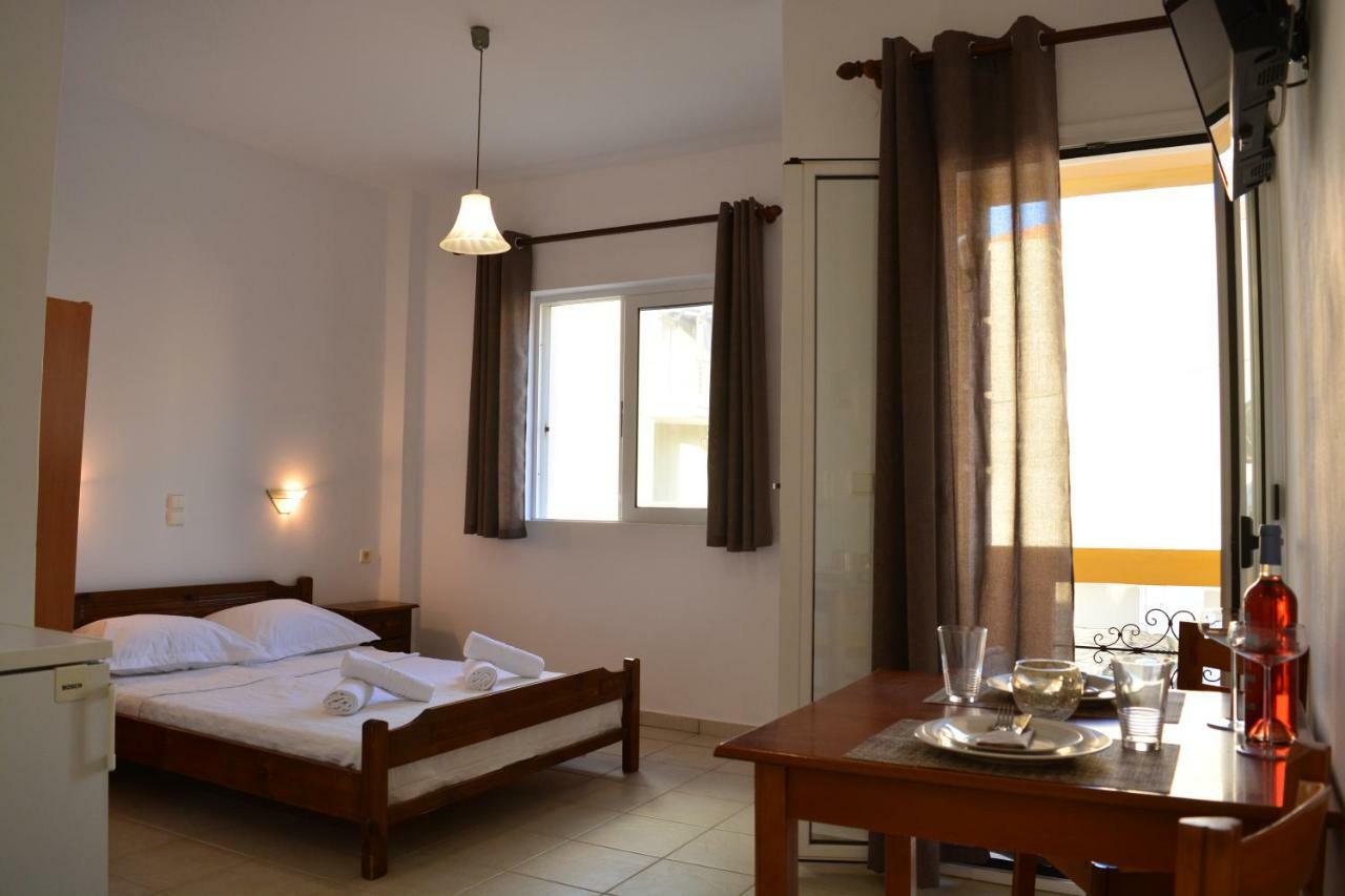 Raph's Studios-apts By The Sea *