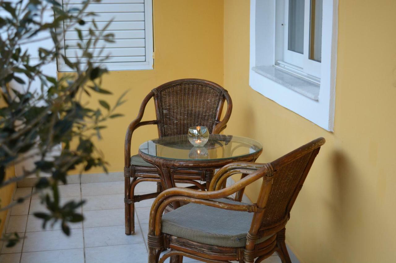 Raph's Studios-apts By The Sea *